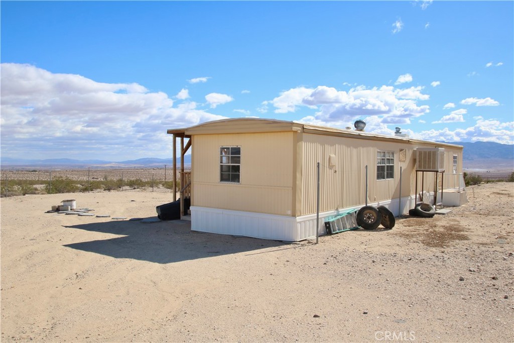 Photo 3 of 36 of 1427 Applegate Way mobile home