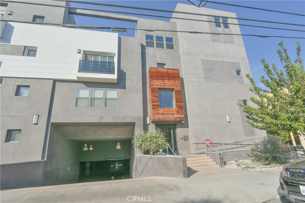 MOVE IN SPECIAL ~ 13 Month Lease, 1st Month FREE with approved application on qualified credit. Contemporary Valley Village 2 BED / 2 BATH condominium, entry level features modern open floor plan with vaulted ceiling, laminate floors in bedrooms, walk in closets, balcony and updated kitchen with stainless steel refrigerator, range, dishwasher, granite counter tops and washer/dryer in unit. Pet Friendly Building features relaxing lounge gardens to relax in, a Jacuzzi spa, fitness center, outdoor community foyer with fire-pit and city views of sunrise & sunset. The building has secured entry, which includes 2 parking spaces tandem. Located just blocks from upscale shopping, trendy restaurants and freeway access. Priced unfurnished, can come furnished & short term. Ask agent for more details & available units!