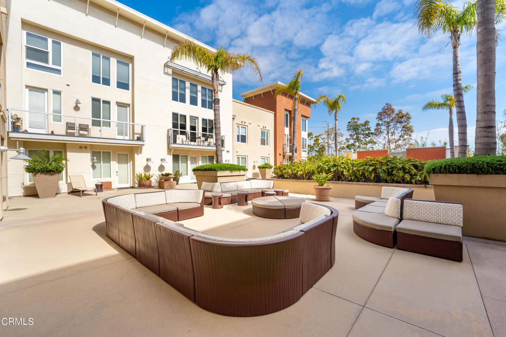 1901 Victoria Avenue 215