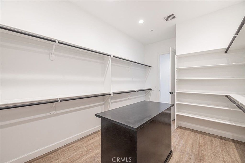 listing image 130723494374282228986