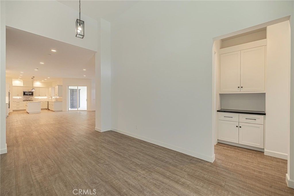 listing image 130729918795844263702