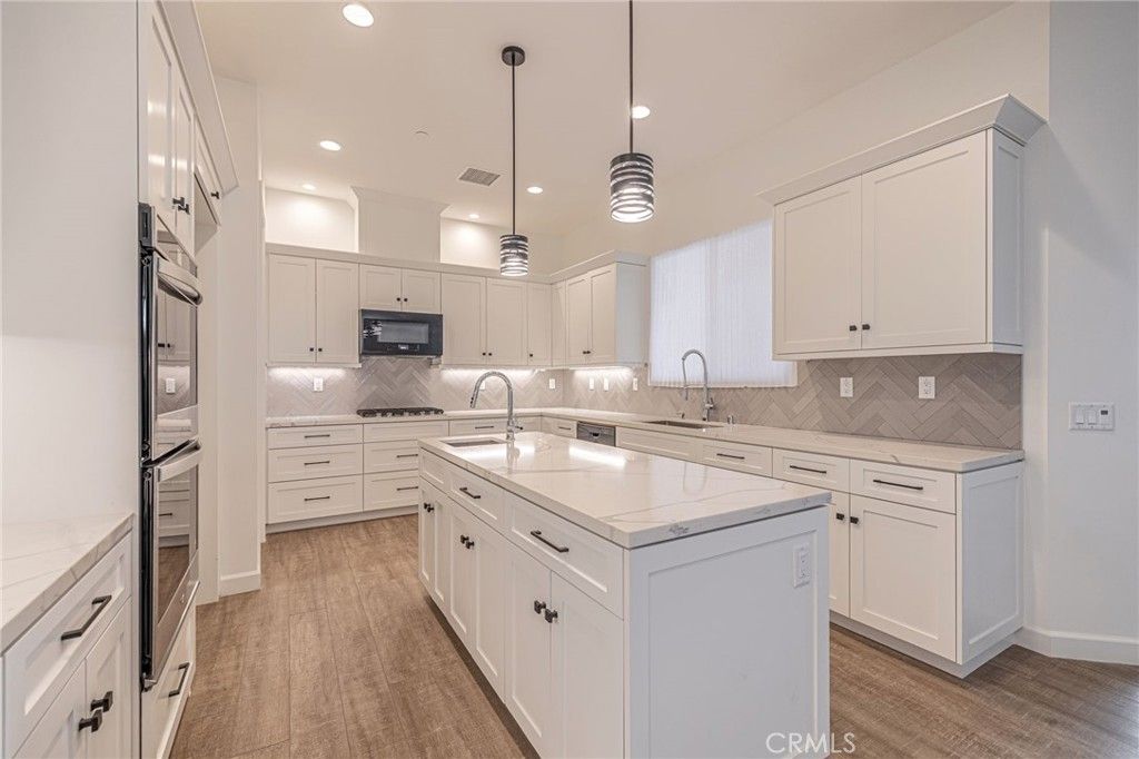 listing image 130720990161732900335
