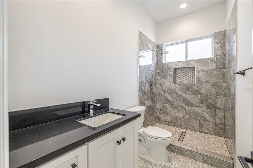 listing image 130726520364231693189