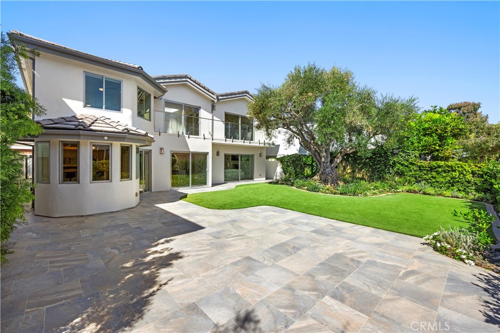 An incredible opportunity, 108 Via Undine is situated on an oversized 53’ lot and features a spacious backyard unlike any other on Lido Isle. Significantly remodeled in 2020, this coastal home embraces indoor-outdoor living and provides the convenience of the nearby clubhouse and private beach.
Light and airy and offering approx. 3508 sqft, the floorplan boasts 4 bedrooms, 4.5 bathrooms, a private office, an upstairs bonus room, and a casita with a separate entry, perfect as an exercise room or guest suite. Lower-level highlights include multiple entertaining areas each leading to the fresh outdoors, and a chef’s kitchen with Miele appliances and plenty of storage. The upstairs floor plan has been thoughtfully laid out, offering an entertainment area with gorgeous views, 3 oversized bedrooms, an office, and a multi-functional laundry room. The primary suite is its own private retreat, featuring vaulted ceilings, a fireplace, and a balcony overlooking the backyard. Indulge in the Zen-style bathroom and pamper yourself with a sleek stone-curved dual vanity, soaking tub, and custom-tiled shower with rain showerheads. The spacious wardrobe area, beautifully designed by California Closets, is sure to impress.
Wonderful natural light exudes throughout, creating serene and comfortable spaces. Enjoy all of the Lido Isle amenities – a private beach and clubhouse, tennis, pickleball, and basketball courts, lush parks and playgrounds – or take a stroll to Lido Marina Village and immerse yourself in boutique shopping and fine dining.