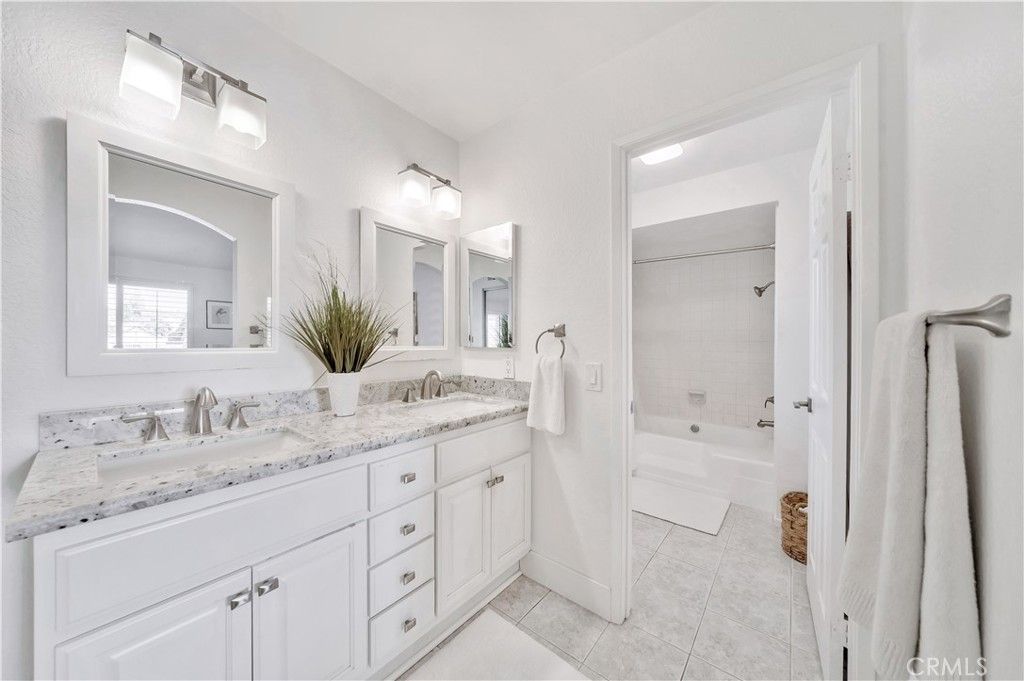 listing image 130726395325581217200