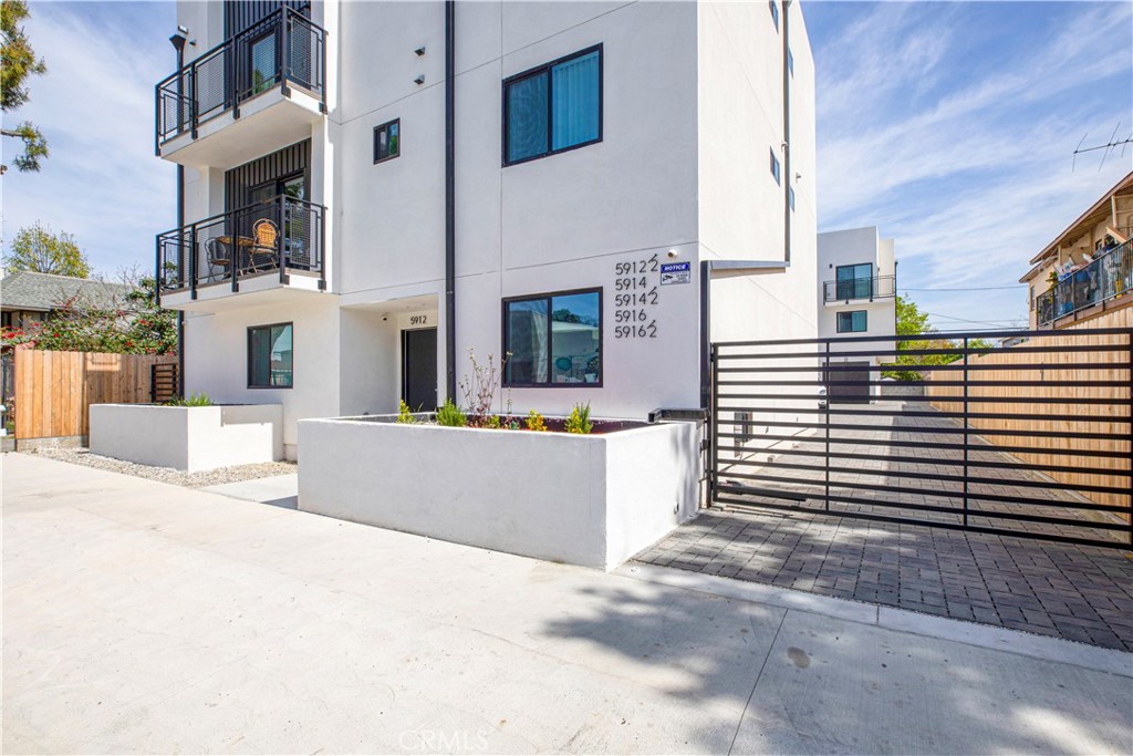 View Los Angeles, CA 91601 townhome