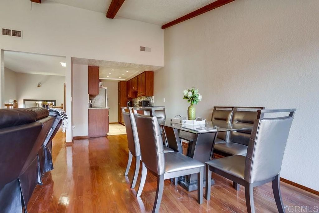 listing image 130720556815943721934
