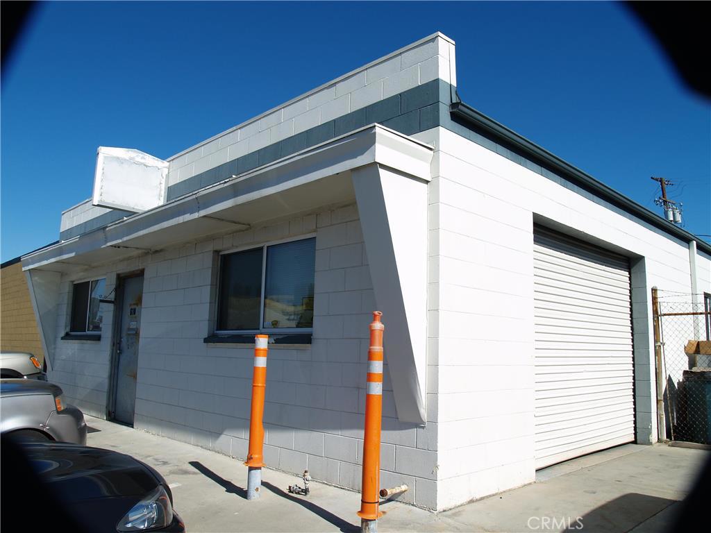 GREAT LOCATION. Industrial zoning. Great front footage. Current Tenants business is a high performance engine machine shop and are currently on
month to month.