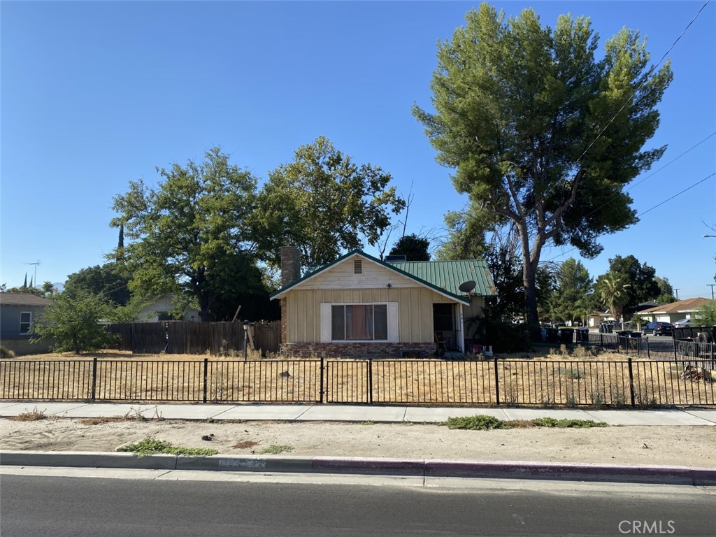 Main image without alt text