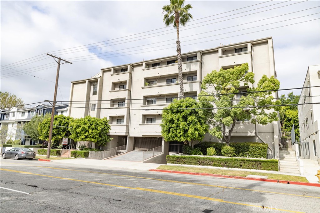 4651 Cahuenga Boulevard