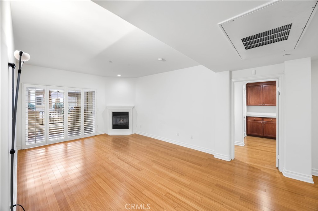 15206 Burbank Boulevard 104