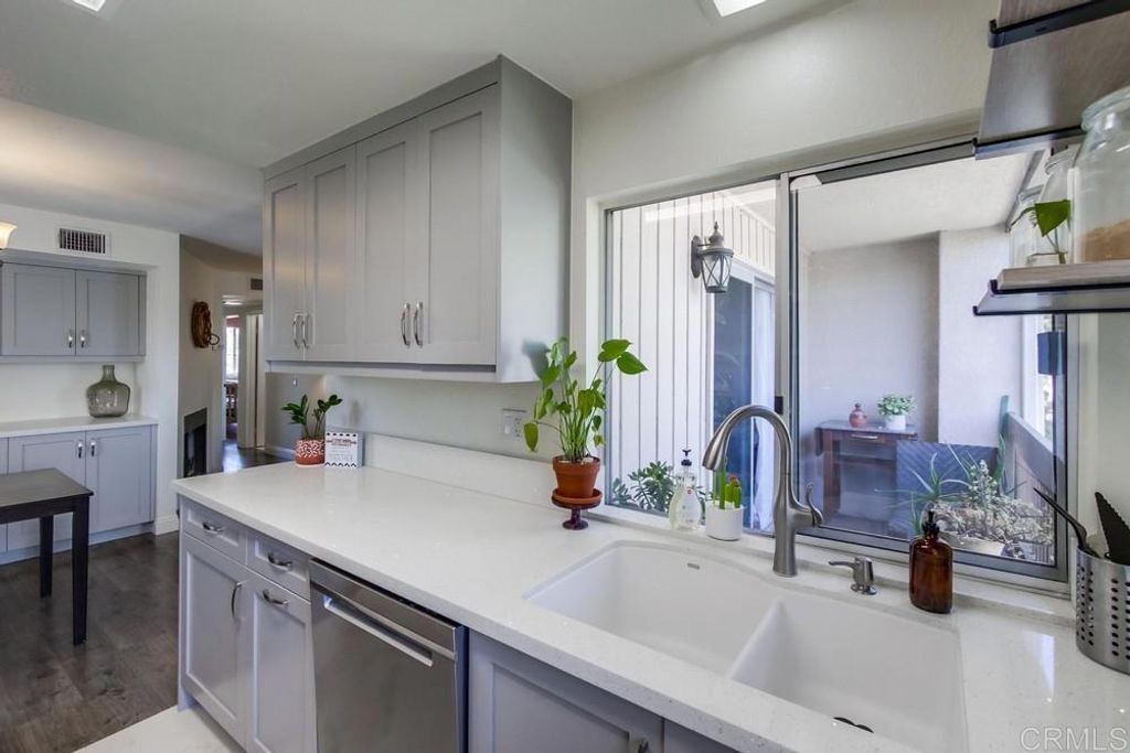 listing image 130722558897621340437