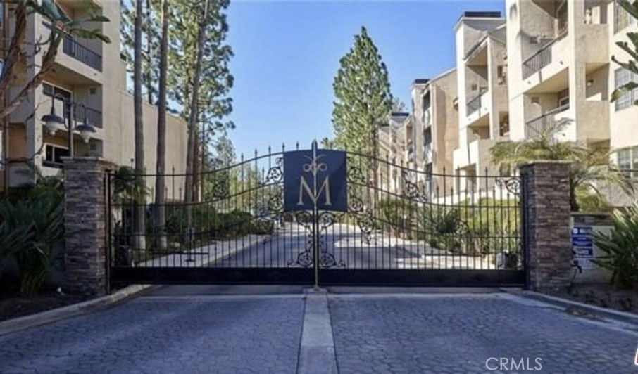 Enjoy the best of resort-style living in The Met, Woodland Hills’ highly desirable gated community with 24-hour guarded security. This beautifully fully remodeled third-floor 2-bedroom, 2-bathroom unit is move-in ready and offers an abundance of natural light, a cozy fireplace, and a private balcony.
Key Features: Brand-New Appliances, Fully Remodeled Interior, Bright & Airy Living Space, Private Balcony, Fireplace in Living Room.
Unmatched Community Amenities:24-Hour Guarded Entry, Four Swimming Pools, Six Tennis Courts, Indoor Basketball Court, Fitness Center
Racquetball Courts, Children’s Playground
Conveniently located near Owensmouth and Canoga Ave, with easy access to the 101 Freeway, Westfield Topanga Mall, The Village, Promenade Mall, parks, supermarkets, AMC Theaters, and fine dining restaurants.