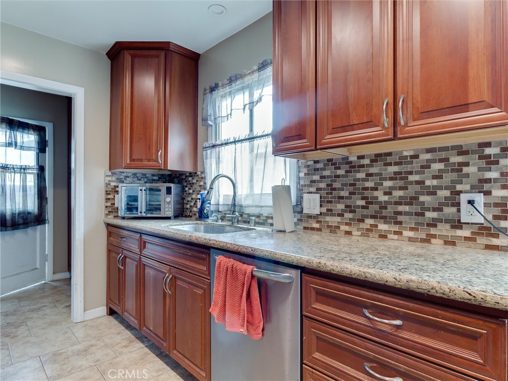 Main image without alt text