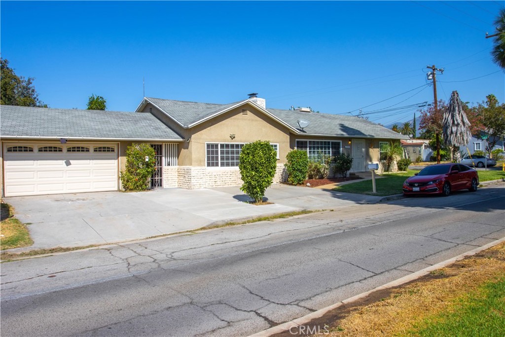 Main image without alt text