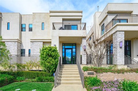 18719 Redwing Street Tarzana CA 91356