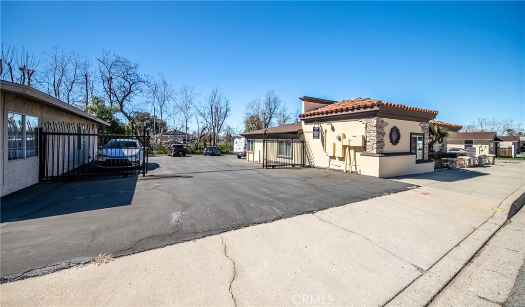 601 W County Line