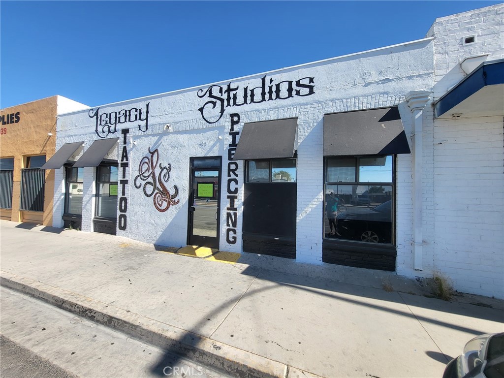 DOWNTOWN LANCASTE . NEAR TRAIN STATION SCHOOLS CIVIC BUILDINGS. SHOPPING RESTAURANTS. THIS BUILDING WAS THE MAIL MART AND HAS A LARGE COOLER FOR MARKET AND OR RESTAURANT.BUILDING WAS CONVERTED TO TATOO PALOR.