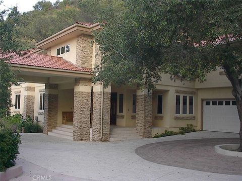 Photo of 2124 Glen Ivy Drive, Glendale, CA 91206 (MLS # PW24059200)