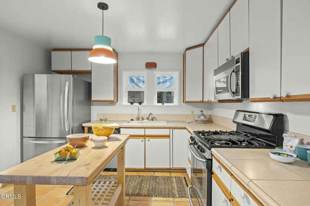 Ojai, California 93023, United States, 2 Bedrooms Bedrooms, ,2 BathroomsBathrooms,Residential,Active,98372