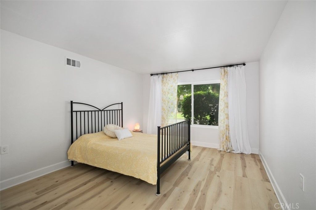 listing image 130725325342436852443