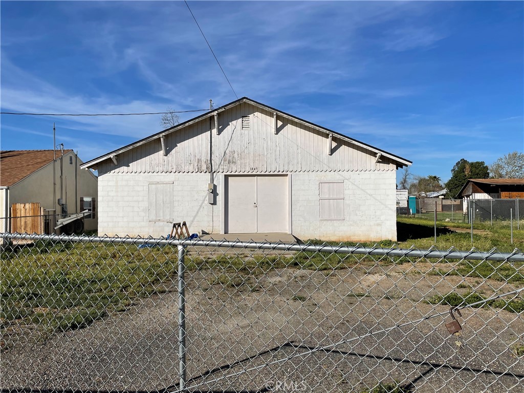 Minor Commercial Property. New Roof in 2021. Building is Approximately 3,000 sq. ft. Great opportunity for a Church, Storage, Multi-units. Situated on 12,747 sq. ft. lot. Approx. lot size is: 75 X 170, fully fenced.