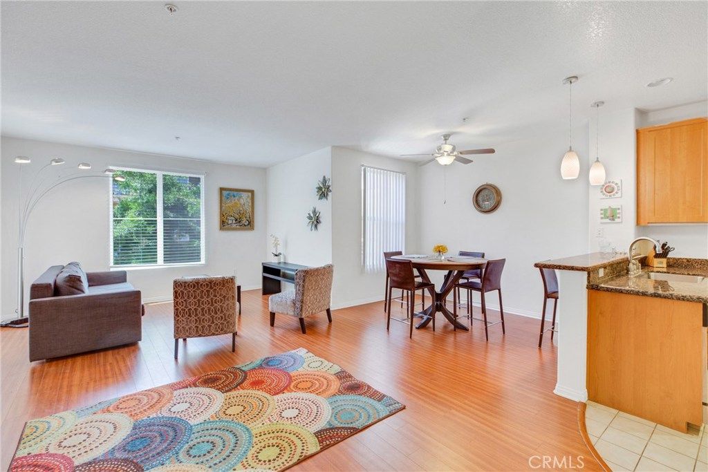 listing image 130729320086960152165