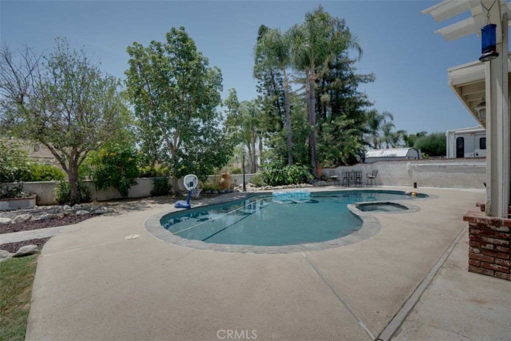 listing image 130722916561903326657