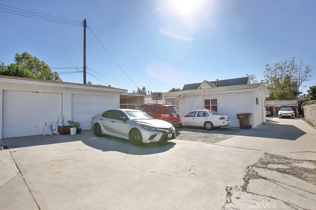 This Great Quadplex has 4 separated (unit) homes in a nearly 15,000 Square feet lot. With Total 12 bedrooms and 6 bathrooms. Newly remodel. All the units are New Paint Through out, New Windows Located in area in city of El Monte Super easy to access to Freeways 10 , Shopping centers, Restaurant Super Convenience!! Must See to Believe!