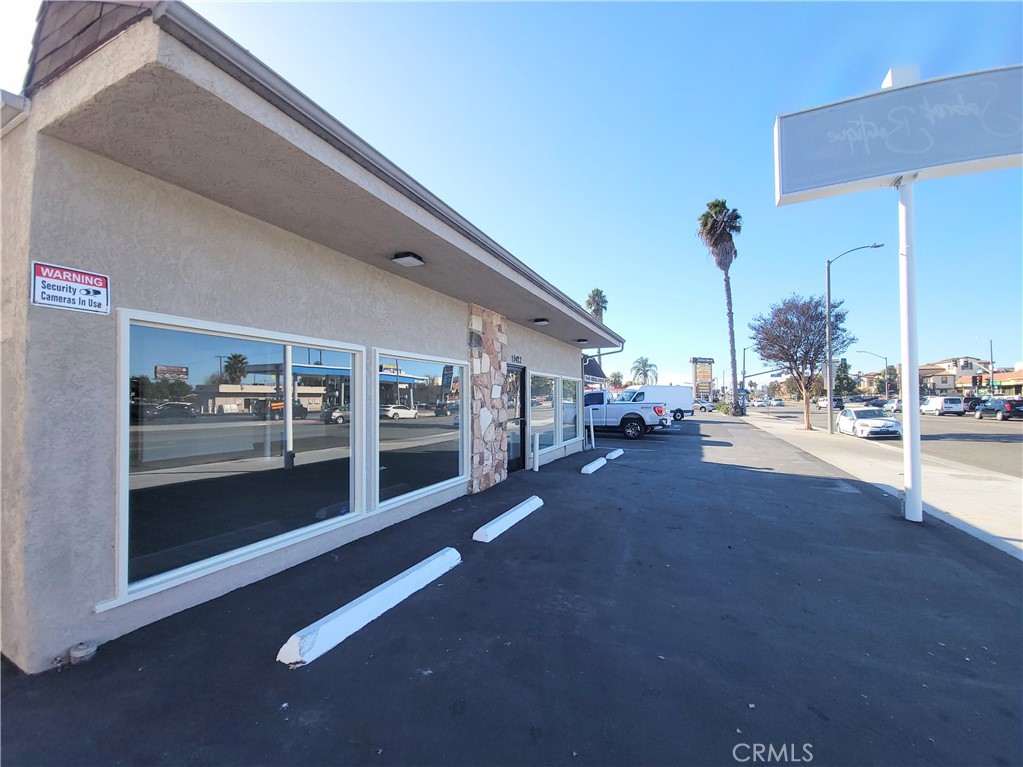 Now Leasing, Large Commercial /Retail Space with 15 foot elevated and back-lighted signage and a 40 feet of glass storefront! The building has been recently upgraded with new electrical lighting and features a large (1400 square feet) open space, perfect for flex space or custom tenant improvements. There are 4 dedicated parking spaces as well as tons of street parking. The interior also features a storage closet and a restroom, two exits and 10 foot tall ceilings. Located on a very busy street, very visible from both east and west bound traffic lanes.