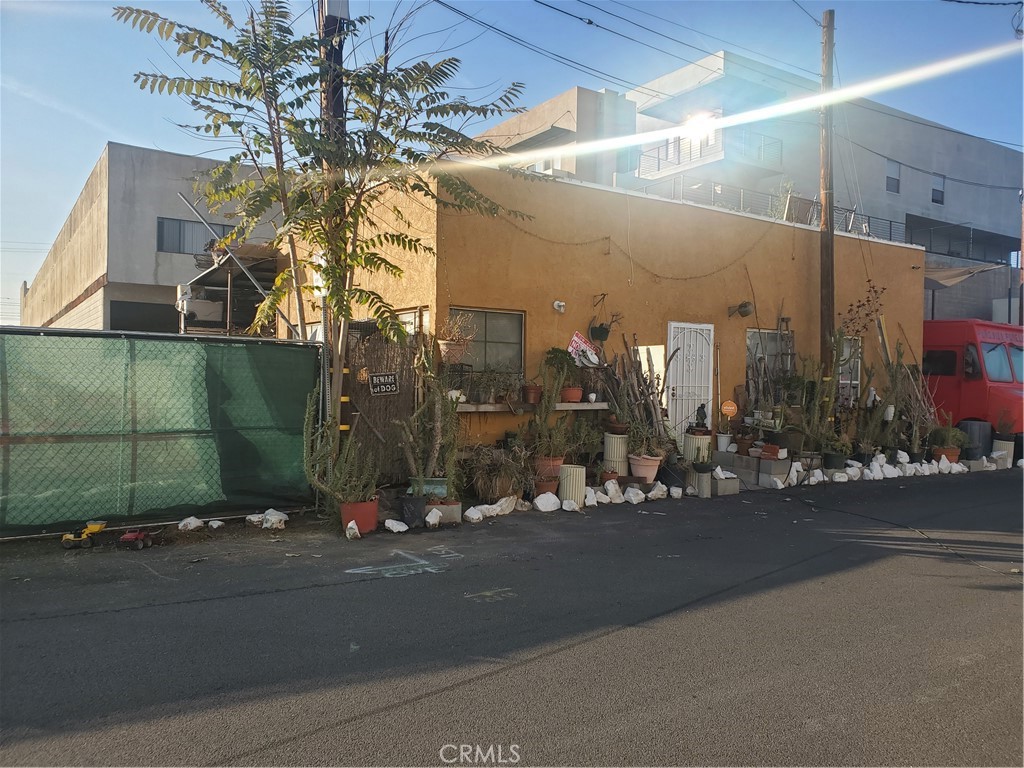 Commercial lot of 1529 sq ft that has a 680 SFR with 2 bdrms, Den and 1 bath. It is adjacent to a large commercial project and other commercial buildings. It's zoned commercial usage.