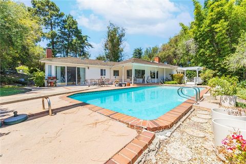 Photo of 5 Eastfield Drive, Rolling Hills, CA 90274 (MLS # SB22178995)