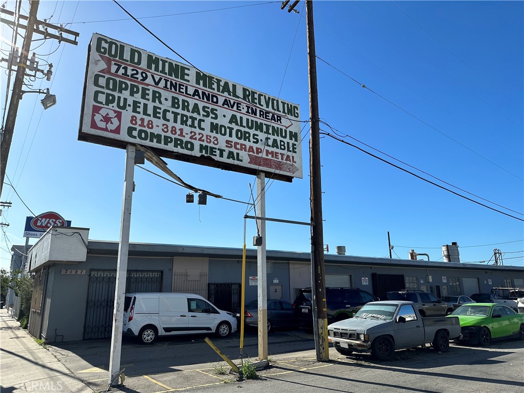 Three spaces are available for lease and can be leased together or separately. The spaces are ideal for contractors,
electricians, plumbers or most other industrial uses. The building has great access to the 5 Freeway and is located in the
heart of the valley near Hollywood Burbank Airport and Empire Center.