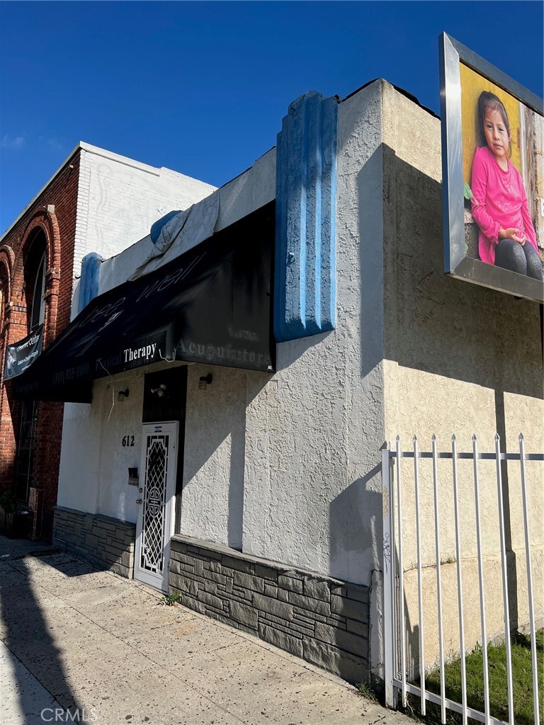 2000 sq ft of office space on Avalon Blvd. Currently set up as private offices, kitchen, 2 bathrooms and storage room.
Great signage for business on street. large private gated rear parking lot or storage area.
great spot for Dr. office, Dentist, Chiropractor, accounting, etc.