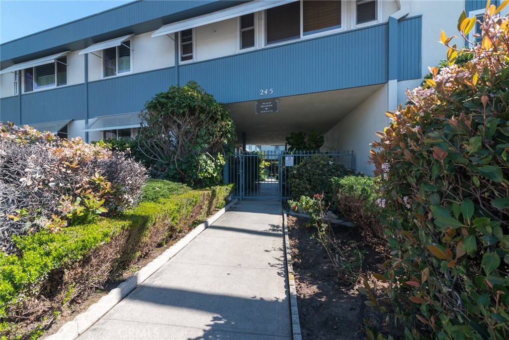 Amazing North Laguna Location, Large one bedroom, Fully Remodeled Unite with Modern Kitchen, Granite Counter Tops and Travertine Flooring. In a Quiet and Clean Building. Ready to move in. Across From The Laguna Art Museum & Earth cafe, Very centrally Located, This Beach Close Complex is a Very Short Walk to Main Beach, Restaurants, Art Galleries, Shops, Downtown and Parks. Direct access to one car garage.