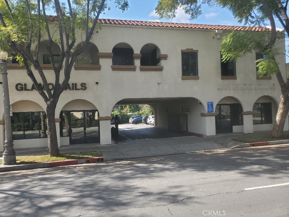 Great Retail/Office space of 1000 sq ft in the heart of San Gabriel close to Main Street and City Hall. Entrance on the ground floor and on Mission Road. Pleny of parking in private parking lot.
The store front Unit B has one bathroom and subdivided into offices, reception area.