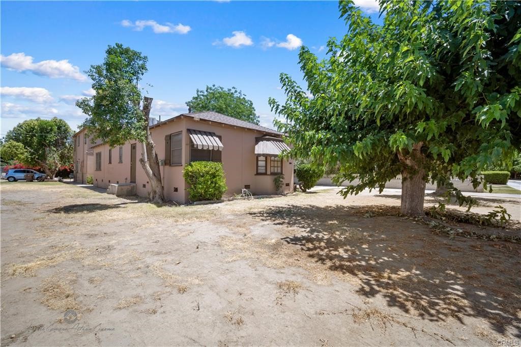 Four Units Investment SALE, Live in one unit or add a rental property to your portfolio, property has upside potential, low maintenance
each unit with separate utilities good neighborhood nice area plenty of parking space, close to major freeways, schools and public
transportation
