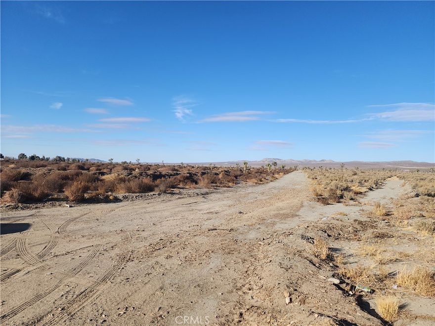 Great Property can be divided into several plots. Owner will carry. Utilities near by.