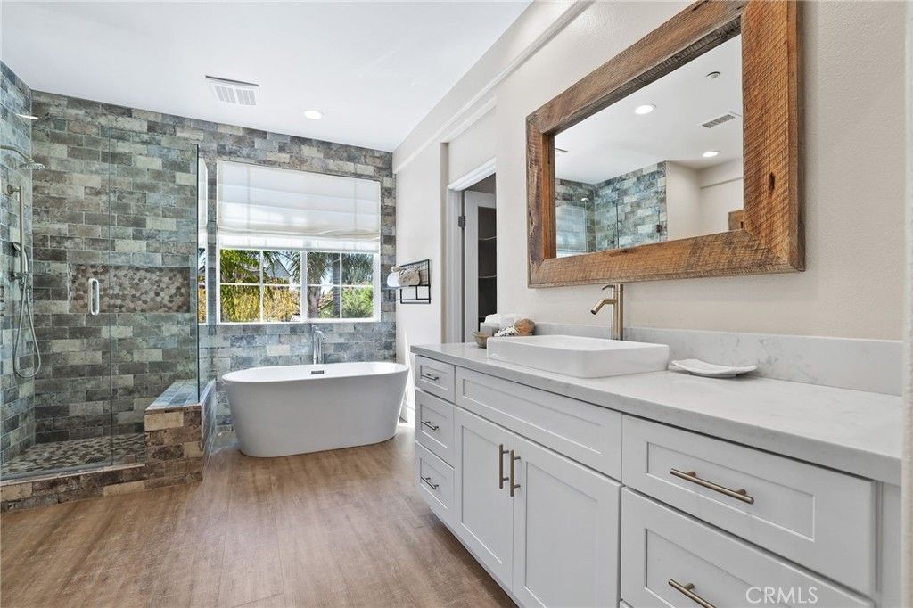 listing image 130729406075777843137