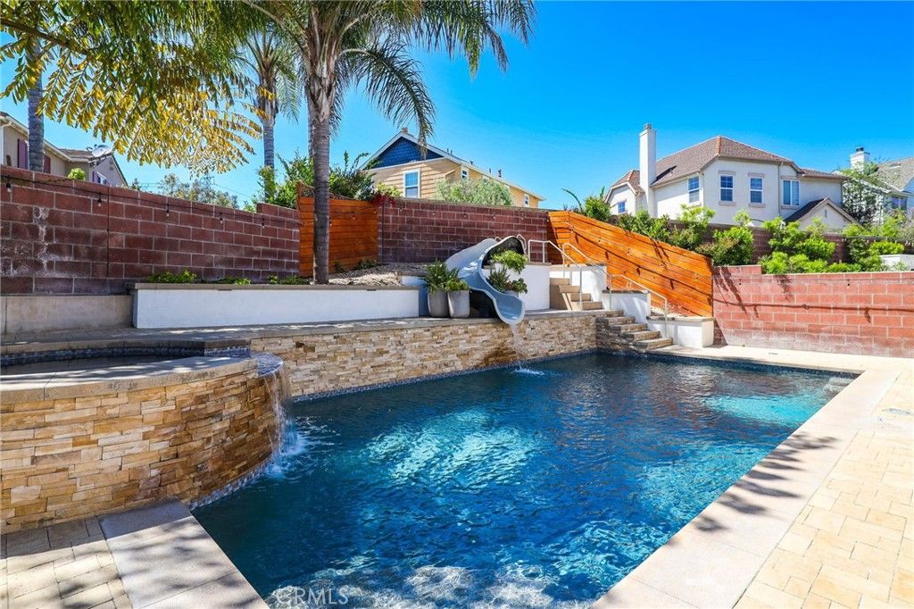 listing image 130722413105630973282