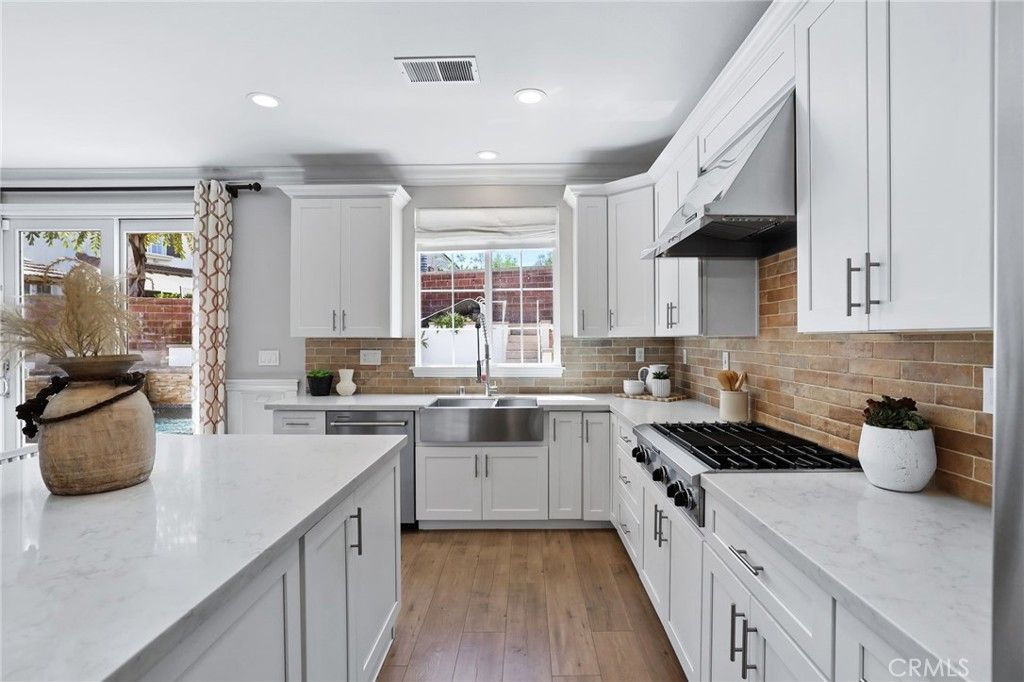 listing image 130727406393244400568