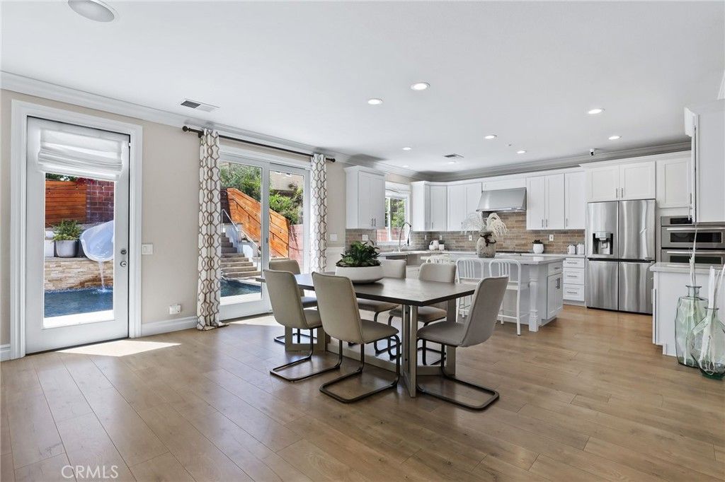 listing image 130725376759178982826