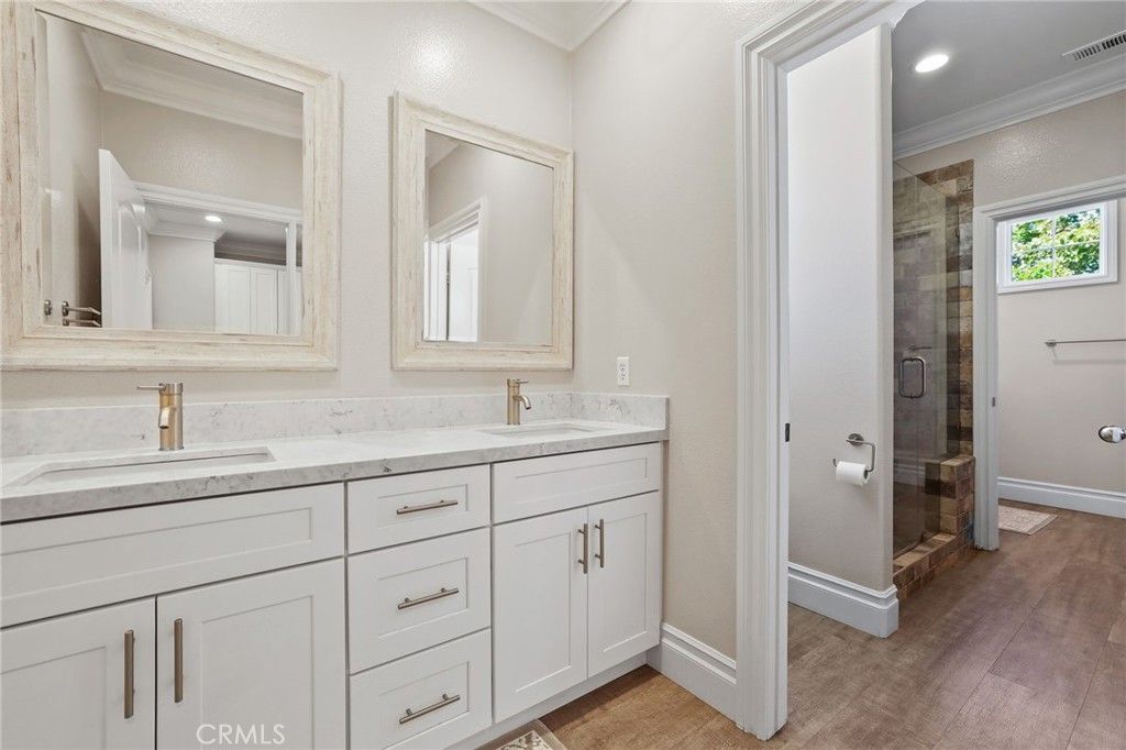 listing image 130728163817506431178