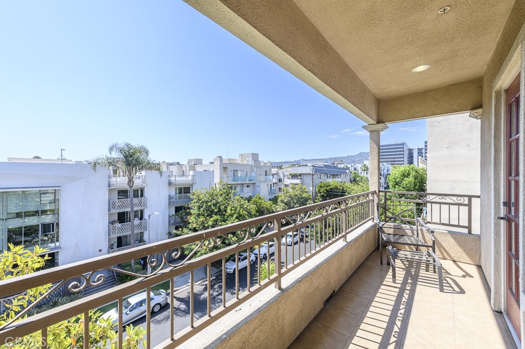 View Los Angeles, CA 90048 condo