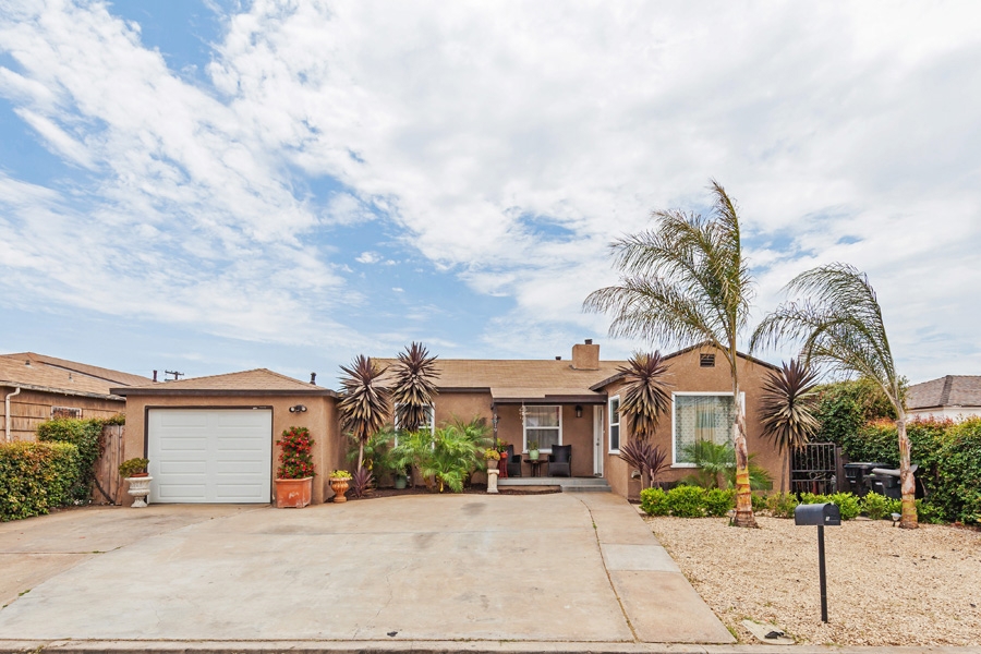 Paradise Hills beauty 3 bedroom 1 bath house in a huge R2 lot. Amazingly upgraded with laminate wood floors, porcelain tile, granite kitchen counter tops , stainless steel appliances, ect...Pictures say it all!!! Neighborhoods: Paradise Hills Equipment: Range/Oven Other Fees: 0 Sewer: Sewer Connected Topography: GSL