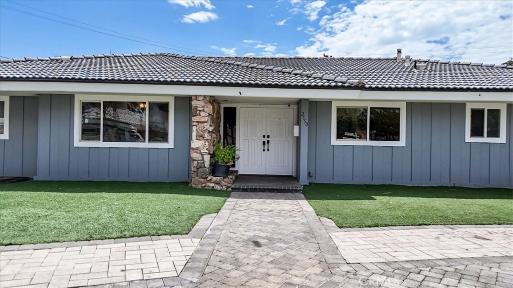 2550 W Rowland Avenue