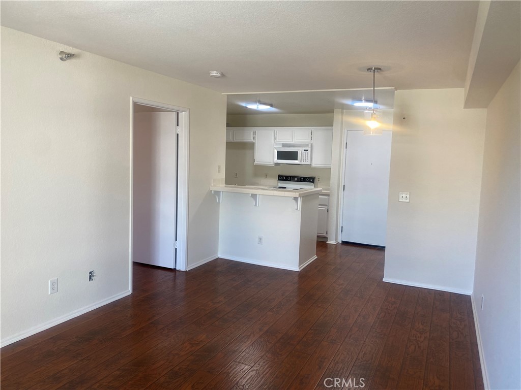 55+ COMMUNITY!!! This 1 BD, 1 BA condo in coveted Regent Terrace is move in ready and won't last long. This unit features laminated flooring, upgraded bathroom, lots of natural lighting, and is situated in prime location, facing well kept common area.