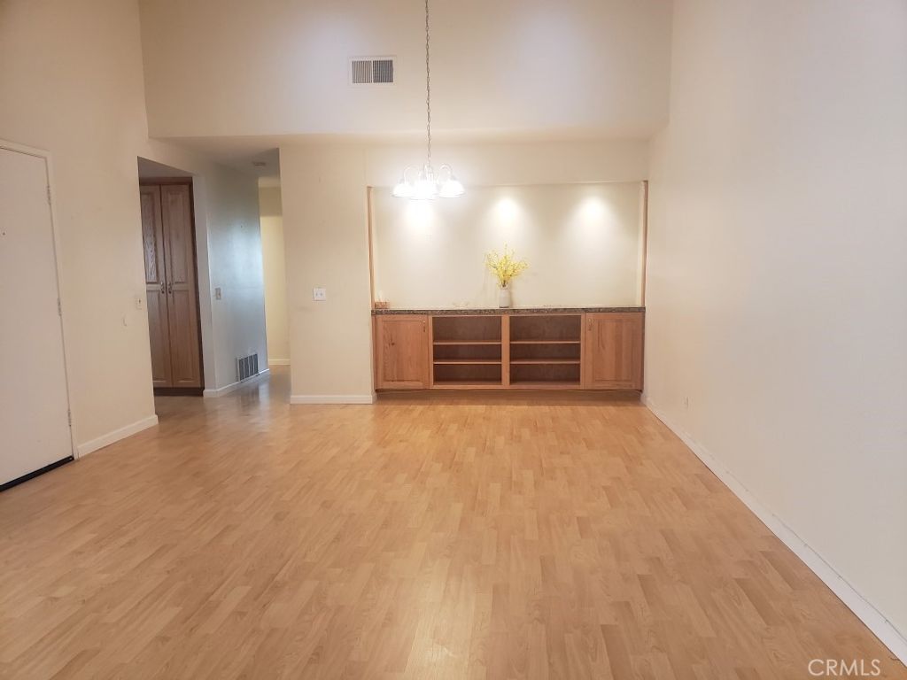 listing image 130721628476274642505