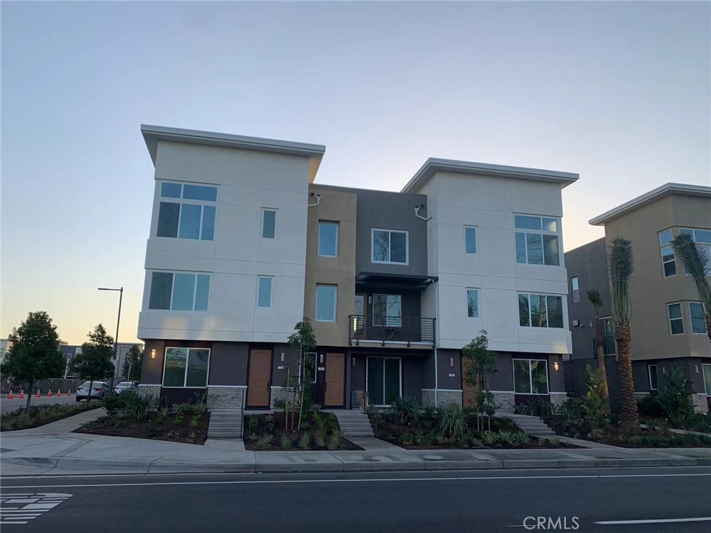 BRAND NEW HOME FOR SELL!
In the entire Paseo Del Mar community, only this home has its unique "driveway". Locate at the corner of the community, three sides of the house has wide and open views without any neighborhoods, offering you a serene and private living space.
4 bedrooms, 3.5 bathrooms. The first level is covered with upgraded birch-wood floor and carpet, also contains a single bedroom with an upgraded full bath. The second level is entirely filled with upgraded wooden floor, with a kitchen that has navy-brick backsplash and a granite countertop; a small delicate balcony that has an awesome view is also on the second floor. Move on to third level, it contains two guest bedrooms and one master bedroom with sufficient light. The floor, the carpet and the kitchen are all upgraded to the most popular setting.