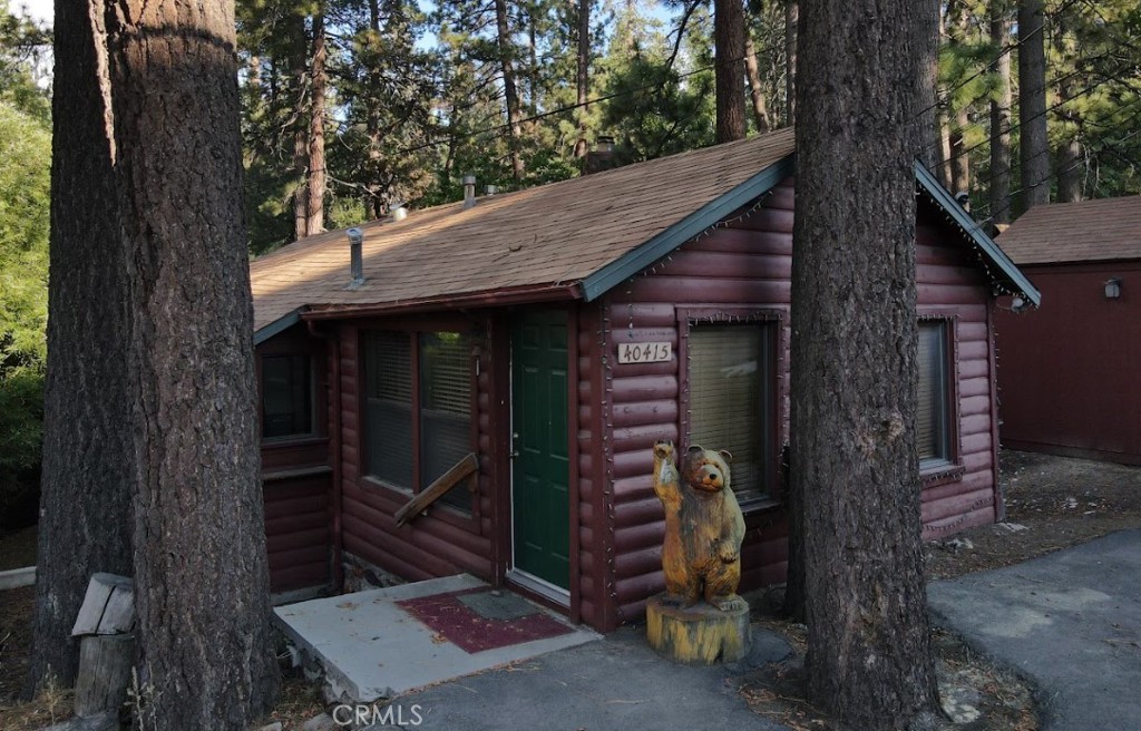 Prime location with a seasonal creek in the backyard !!! Walking distance to The Marina, the lake, Alpine Slide, many hiking trails and The Village, which contains the best restaurants, shopping and nightlife that Big Bear has to show! This cozy 2 bed/1 bath property comes with a remodeled kitchen & bathroom, as well as dual pane windows. The property is located on a C-3 Commercial zoning with the possibility for use as a retail shop or office.